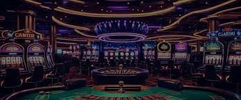 Dealer kasino langsung melayani permainan blackjack dalam ruangan studio dengan pencahayaan profesional